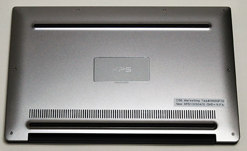 底面。<br />手前線状の部分にステレオスピーカ（Waves MaxxAudio Pro（1 W x 2 = 計2 W）を搭載。音質はヌケの良い透明感のあるサウンド。