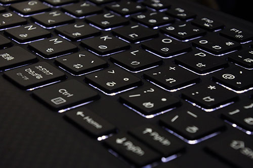 キーボードはLEDバックライト方式。