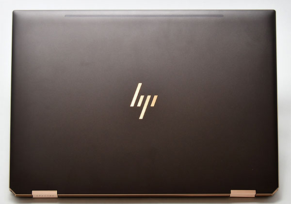 プレミアムパソコンに刻印されるhpロゴ。