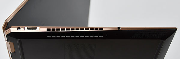 本体左側部。左から.電源ボタン、電源コネクター、HDMI 2.0 出力端子 × 1、排気孔、ヘッドフォン出力 / 