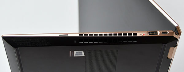 本体右側部。右から.USB Type-C × 2、USB 3.1（Type-A）、プライバシースイッチ、排気孔、microSDカードスロット。