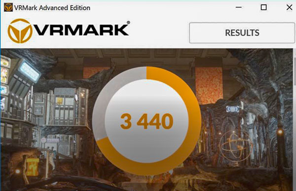 公式的には非対応のNVIDIA GeForce GTX 1050Ti with MAX-Q DesignグラフィックスによるベンチマークソフトVRMARKでのスコア3440を記録。 