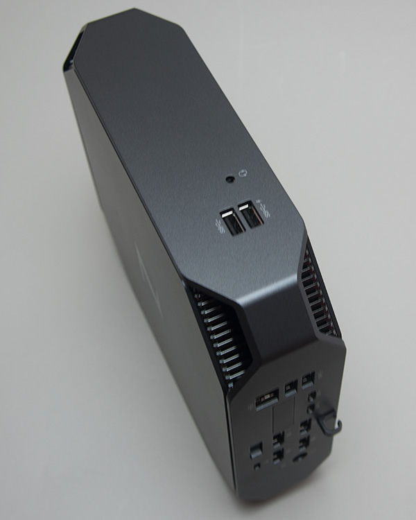 上部　。USB3.0×2個、ヘッドセット。