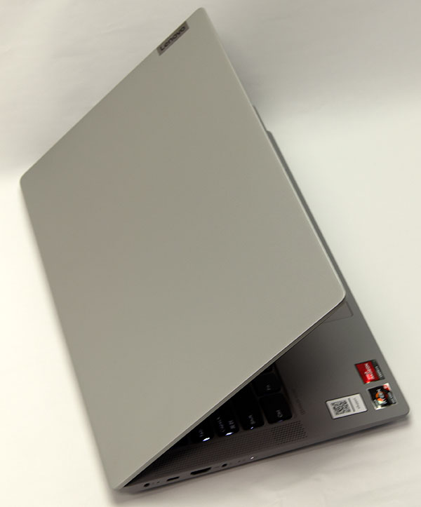 カラーは一連のIdeaPadシリーズ同様に落ち着いた色調のプラチナグレー色。