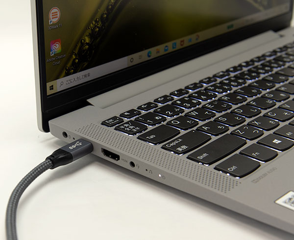 USB3.0 Type-Cからも充電可能。専用電源アダプタ使用時よりも充電時間はかかるが、かさばる電源アダプターがない時充電出来るので便利。