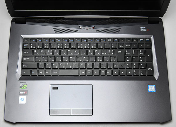 大きなタッチパッドにキーボードの押し加減は指にフィットして使いやすい。