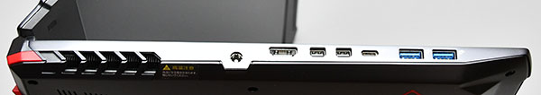 本体左側部。左から通気口、電源端子、HDMI端子、Mini DisplayPort端子、USB3.1 Type-C高速データ転送できる（Thunderbolt 3)、USB 3.0端子（Type-A）×2