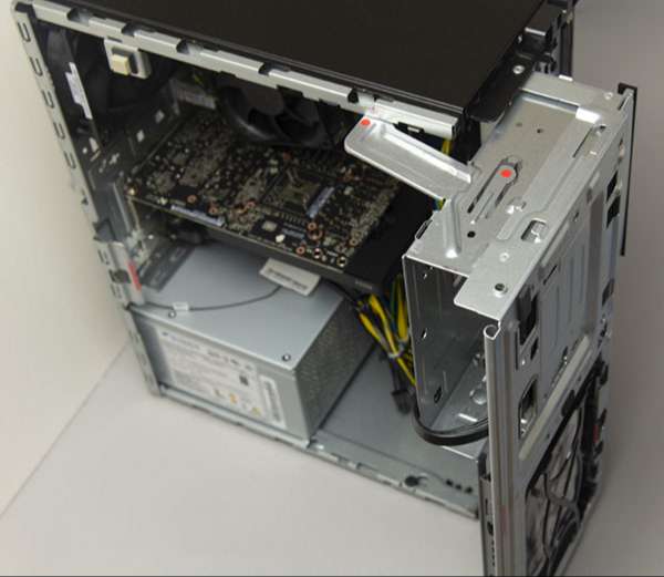 本体筐体カバーを外した状態で、HDDを収納する部分が外側に開く。