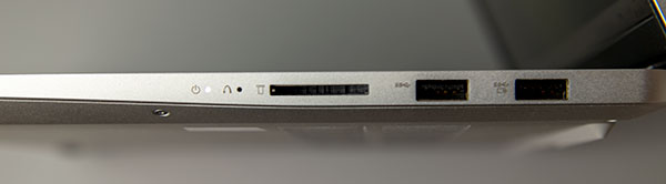 本体右側部。右から 4-in-1メディアカードリーダー、USB3.0×2。