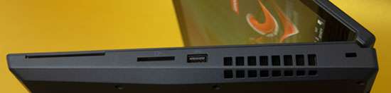 本体右側部。右からセキュリティロックスロット、USB Type-A 3.1 Gen1 × 1、メディアカードリーダー、スマートカードリーダー。