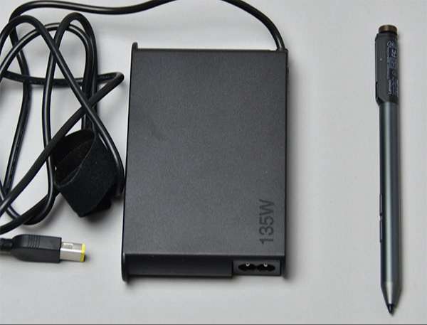 電源アダプターとオプションのLenovo Pen Pro（Bluetooth4.1対応、4096段階の筆圧を感知）。