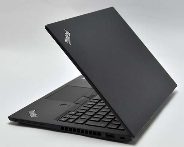 X1 Carbonを思わせるスタイリッシュになった本体デザイン。