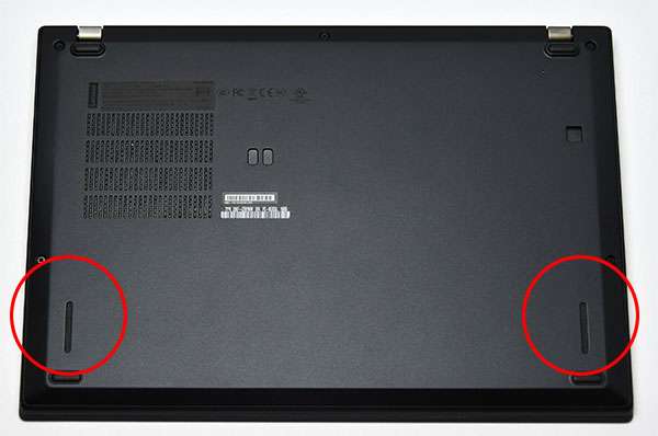 底面。x280からはバッテリーの交換ができなくなりました。