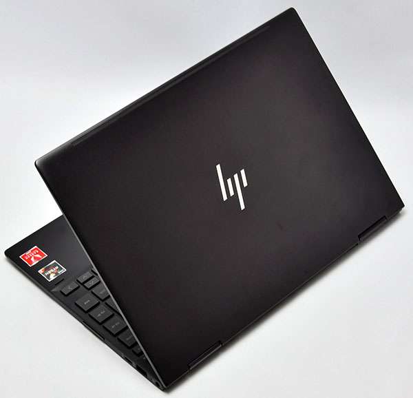 プレミアムパソコンに刻印されるhpロゴ。