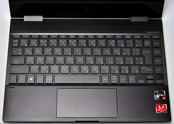 キーボードの押し加減は指にフィットするいい感じ。