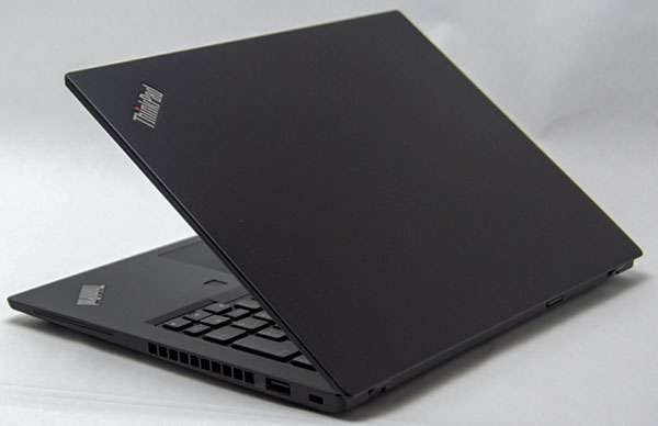 カラーはThinkPad伝統のブラックカラー色。