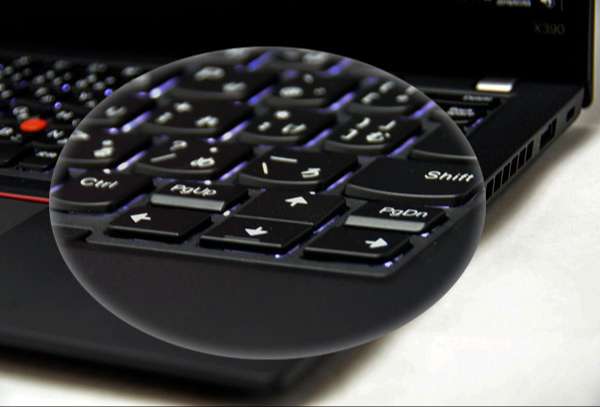 ↓キーボードは2段階調節できるLEDバックライト付で暗部での入力が楽に行える。