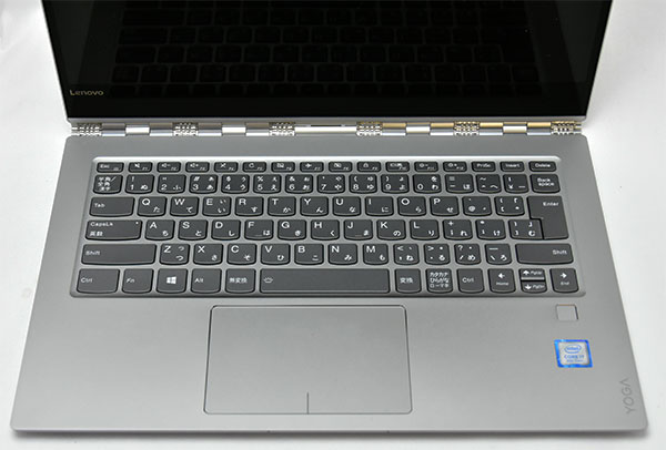 大きなタッチパッドにキーボードの押し加減は指にフィットするいい感じ。