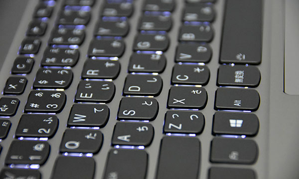 キーボードは2段階調節できるLEDバックライト付で暗部での入力が楽に行える。