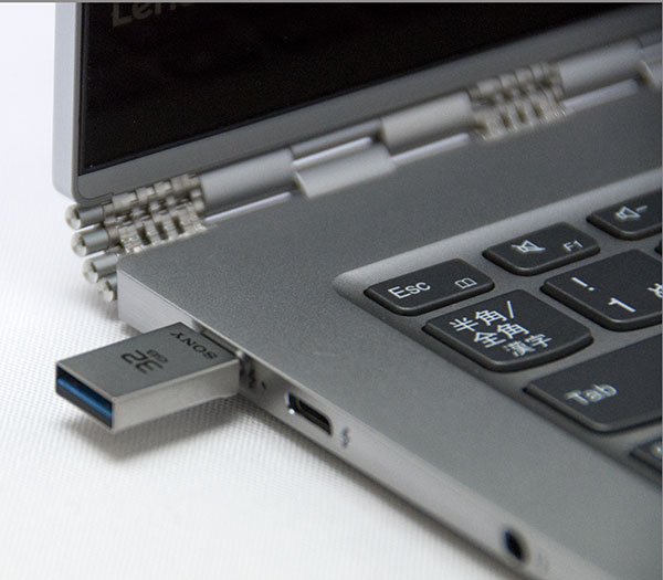 従来のUSB3.0より大幅に小型のUSB Type-C 3.1対応USBメモリは小さくて使いやすい。