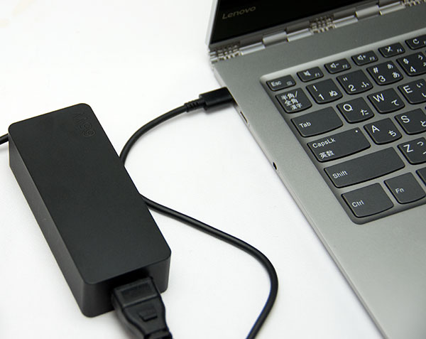 USB Type-C対応の電源アダプター。持ち運びに便利なACアダプターも附属されています。