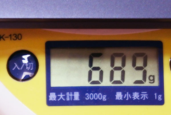 重量689gと軽量。