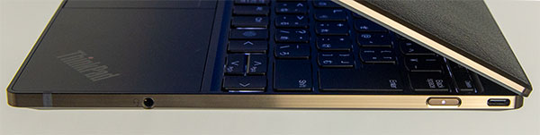 本体右側部。右からUSB 4.0×1、(Thunderbolt4 対応)、電源ボタン、マイクロフォン・ヘッドフォンコンボジャック。
