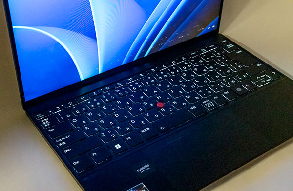 キーボードはLEDバックライト付で暗部での入力が楽に行える。 